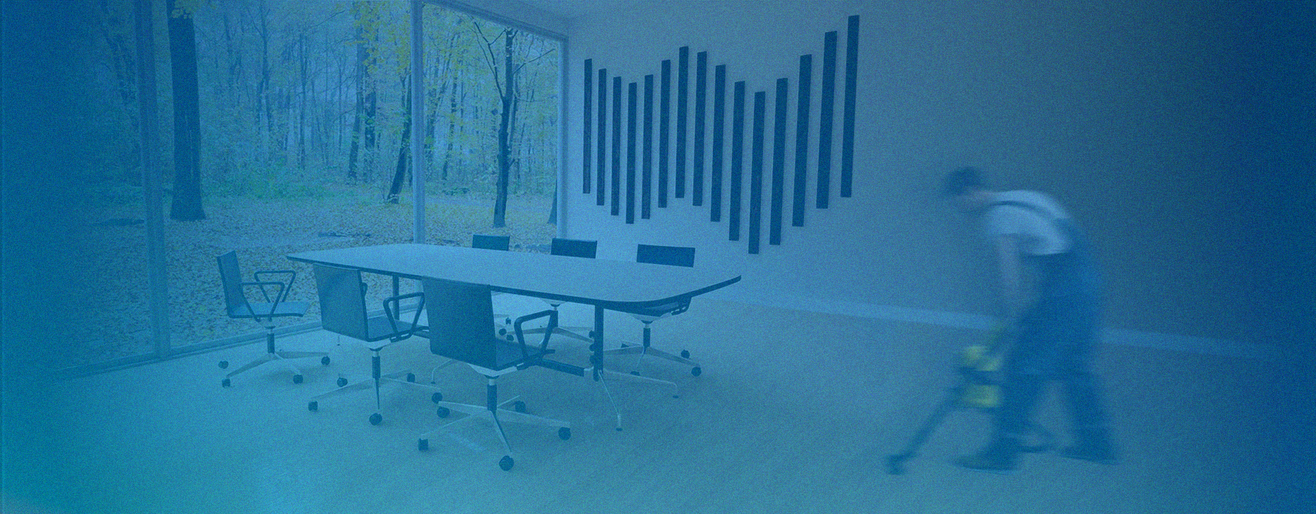Personne nettoyant les bureaux
